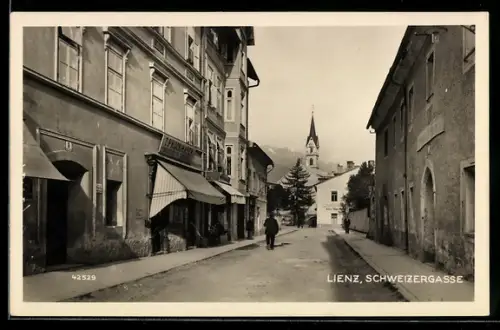 AK Lienz, Strasse Schweizergasse mit Franziskanerkirche