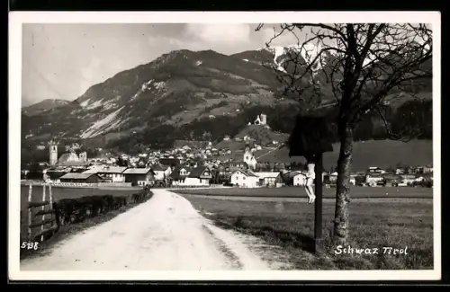 AK Schwaz /Tirol, Dorfpanorama mit Kirche und Bildstock