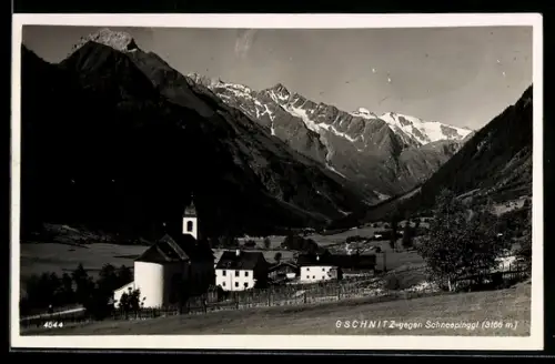 AK Gschnitz, Ortsansicht mit Kirche und Gebirgspanorama gegen Schneepinggl