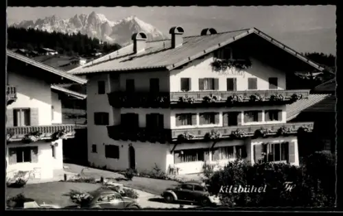 AK Kitzbühel, Haus Toni Sailer mit Balkonfassade und Bergpanorama
