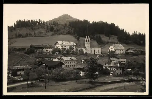 AK Fieberbrunn /Tirol, Panorama mit Kirche und Bergkulisse