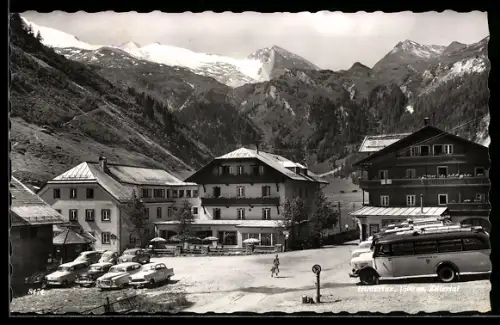 AK Hintertux /Zillertal, Dorfplatz mit Bussen, Autos und Gletscherpanorama