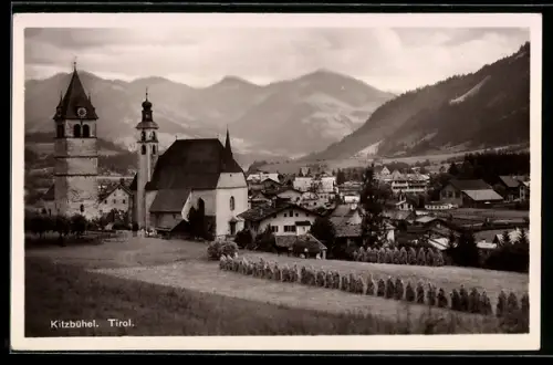 AK Kitzbühel /Tirol, Ortspanorama mit Kirche, Ähren, Berge