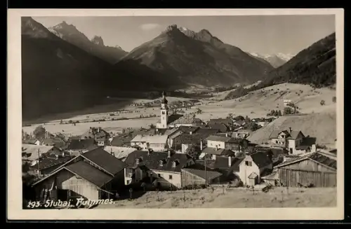 AK Fulpmes /Stubai, Gesamtansicht mit Kirche und Bergkulisse