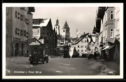 AK Kitzbühel i. Tirol, Hauptstrasse mit Kirche im Winter