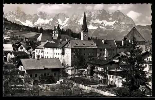 AK Kitzbühel /Tirol, Teilansicht mit Kirche und Kaisergebirge