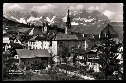AK Kitzbühel /Tirol, Ortspanorama mit Kirche und Kaisergebirge