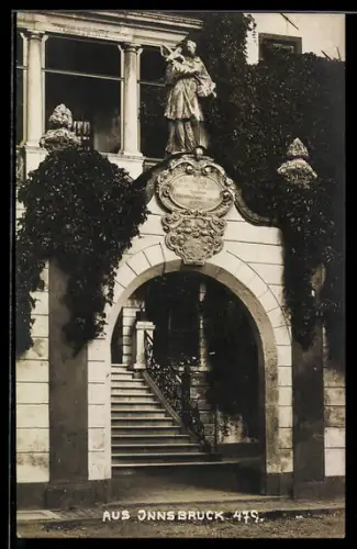 AK Innsbruck, Portal mit Statue und Treppenaufgang