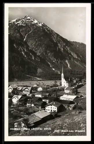 AK Holzgau im Lechtal, Ortsansicht mit Kirche und Gebirgspanorama