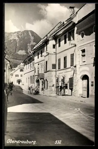 AK Oberdrauburg, Strasse mit Häusern und Gebirgspanorama