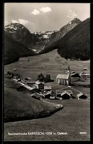AK Kartitsch /Osttirol, Dorf mit Kirche und Gebirgspanorama
