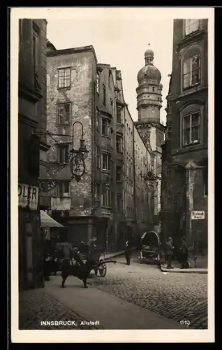 AK Innsbruck, Altstadt, Gasse mit Pferdekutsche und Turm