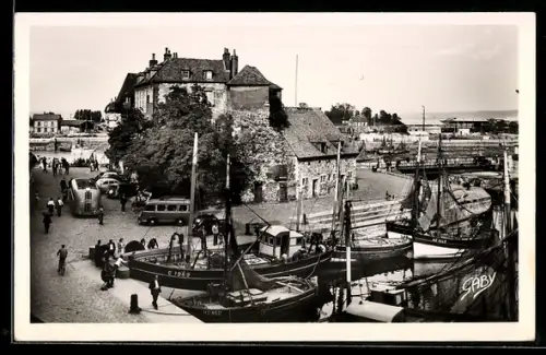 AK Honfleur /Calvados, La Lieutenance et le Bassin