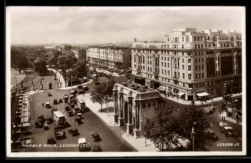 AK London, Marble Arch, Standing at the northern entrance to Hyde Park