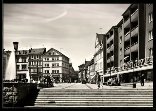 AK Gotha, Neumarkt, Brunnen, Geschäftshäuser, Passanten