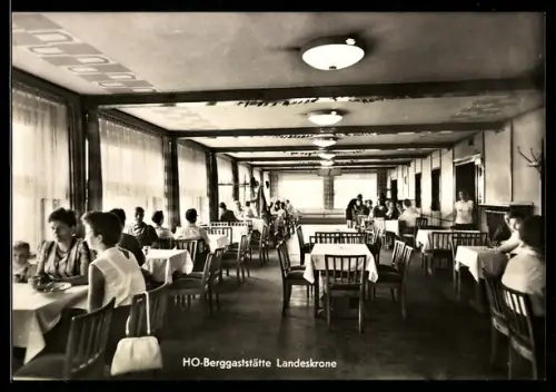 AK Görlitz, HO-Berggaststätte Landeskronerestaurant, Speisesaal mit Gästen