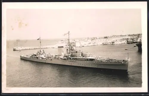 Fotografie Joseph Pavia, Valetta, Ansicht Valetta / Malta, Kriegsschiff läuft in den Hafen ein