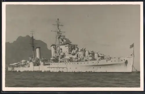 Fotografie Royal Navy Kriegsschiff liegt vor Anker