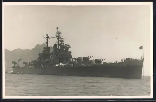 Fotografie Kriegsschiff mit Kennung 102 liegt vor Anker