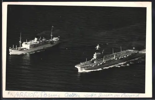 Fotografie Dammpfer Passagierschiff & Flugzeugträger der Royal Navy auf See