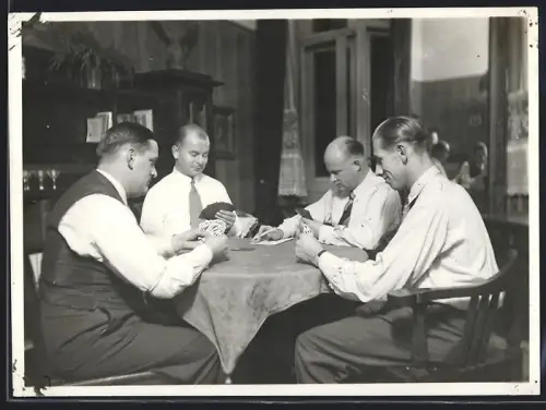 Fotografie Herren beim Kartenspiel in einem Gasthaus 19332