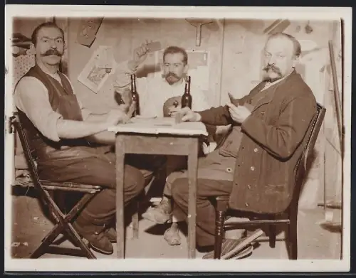 Fotografie Herren beim Kartenspiel Skat in einer Kneipe