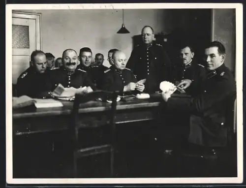 Fotografie Polizei / Polizisten beim Kartenspiel im Revier 1933