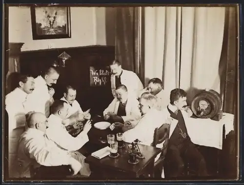 Fotografie Herren im weissen Kittel spielen Karten in einem Gasthaus, Bierfass der Spandauer-Berg Brauerei Berlin-Westend