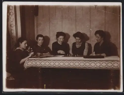Fotografie Mädchen & Frauen beim Spiele-Abend, Brettspiel / Gesellschaftsspiel