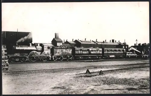 Fotografie unbekannter Fotograf, Ansicht London, Güterzug mit Tender-Lokomotive, Dampflok No. 1799
