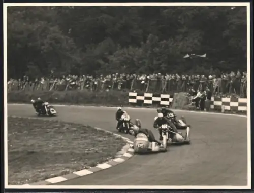 Fotografie unbekannter Fotograf, Ansicht West Kingsdown, Brands Hatch Circuit, Motorrad Seitenwagen-Rennen Turn 2 Druids