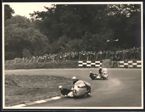Fotografie unbekannter Fotograf, Ansicht West Kingsdown, Brands Hatch Circuit, Motorrad Seitenwagen-Rennen, Turn 2 Druid