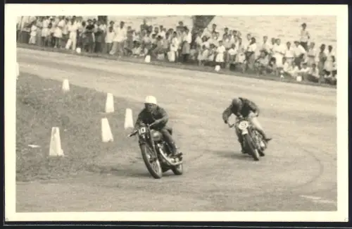 Fotografie Motorsport, Motorrad-Rennen Rennmotorrrad mit Startnummer 10 & 9