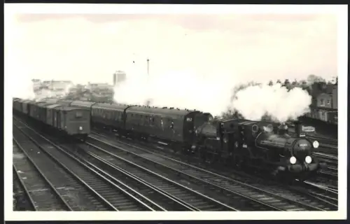 Fotografie Fotograf unbekannt, Ansicht Wimbledon, britische Eisenbahn, Personenzug mit Dampflok No. 30585 nach Hampton