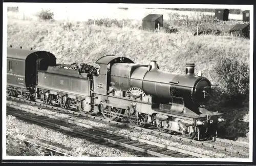 Fotografie britische Eisenbahn, Personenzug mit Dampflok, Tender-Lokomotive No. 3440