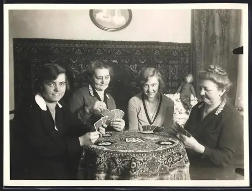 Fotografie Hausfrauen beim Kartenspiel