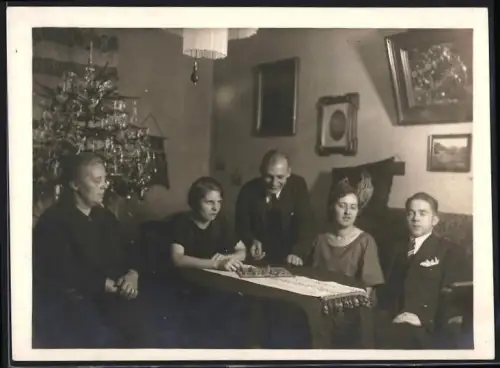 Fotografie Weihnachten, Familie beim Gesellschaftsspiel / Brettspiel Mensch ärgere Dich Nicht, Weihnachtsbaum, XMAS