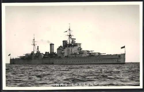 Fotografie Wright & Logan, Southsea, Kriegsschiff der Royal Navy HMS London, Schwerer Kreuzer der County Klasse