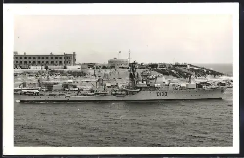 Fotografie Anthony & Joseph Pavia, Valetta, Ansicht Valetta / Malta, HMS Cardiff Royal Navy Kriegsschiff Zerstörer D108