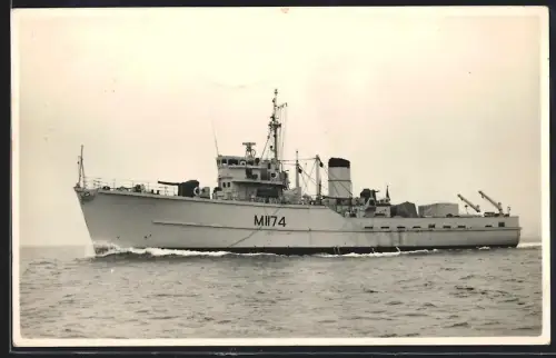 Fotografie Kriegsschiff Minenleger mit Kennung MII74
