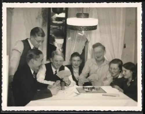 Fotografie Familien-Spieleabend mit Kartenspiel & Brettspiel