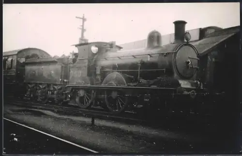 Fotografie britische Eisenbahn, Personenzug mit Tender-Lokomotive, Dampflok No. 7503