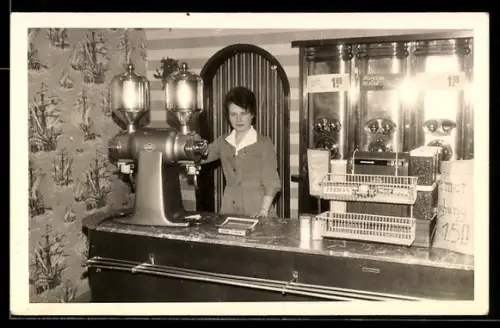 Foto-AK Dame hinter einem Tresen im Kaffeegeschäft