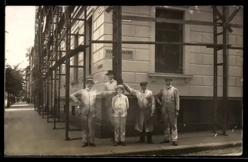 Foto-AK Arbeiter im Gerüstbau vor einem Gebäude