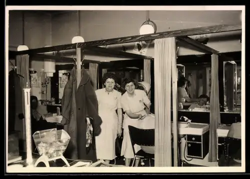 Foto-AK Zwei Friseusen bei der Arbeit