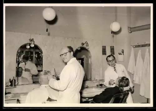 Foto-AK Zwei Friseure bei der Arbeit