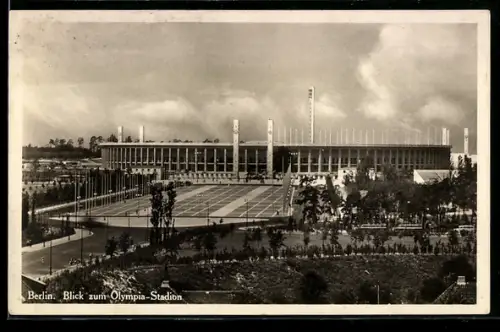 AK Berlin-Westend, Parkplatz vor dem Olympiastadion am Osttor