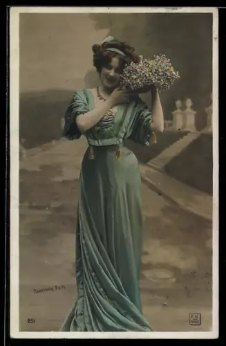 Foto-AK Stebbing: Junge Dame im taillierten Kleid mit Blumenkorb in einer Parkanlage
