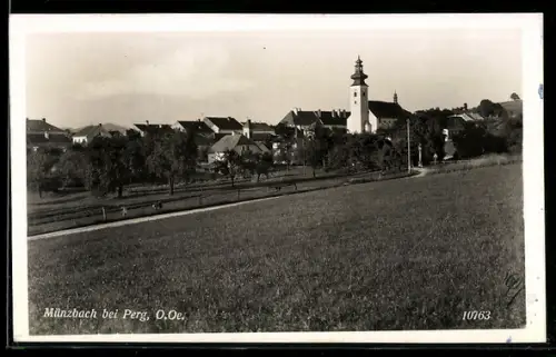 AK Münzbach bei Perg, Ortspartie mit Kirche