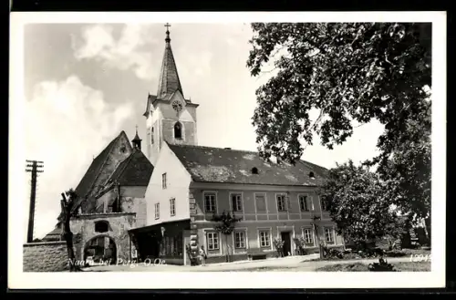 AK Naarn bei Perg, Strassenpartie mit Kirche